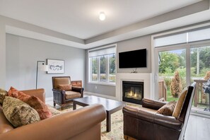 Smart TV, fireplace