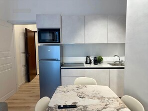 Kühlschrank, Herdplatte, Kochgeschirr/Geschirr/Besteck