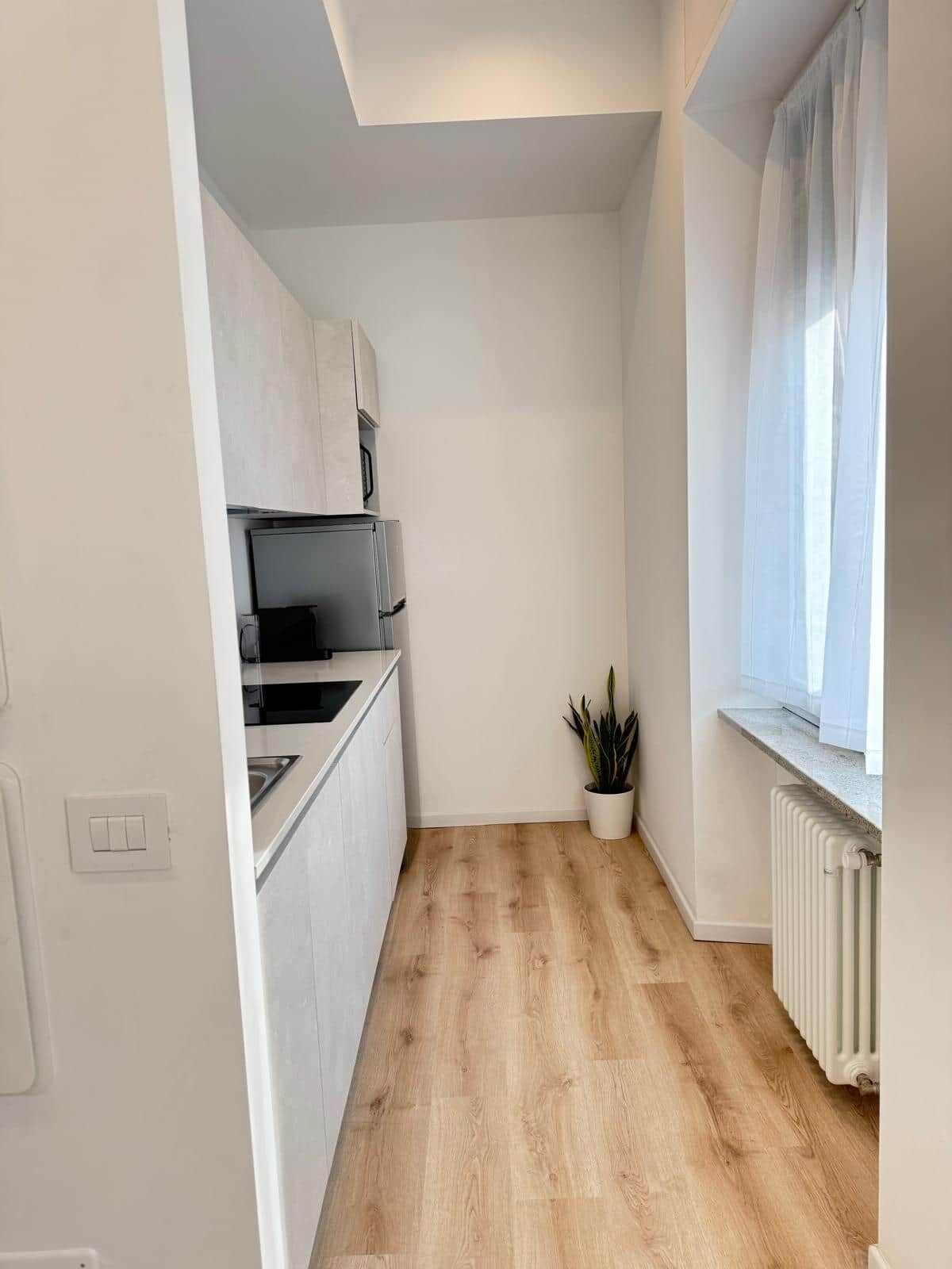 Kühlschrank, Herdplatte, Kochgeschirr/Geschirr/Besteck