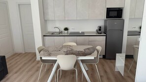 Fridge, microwave, stovetop, cookware/dishes/utensils