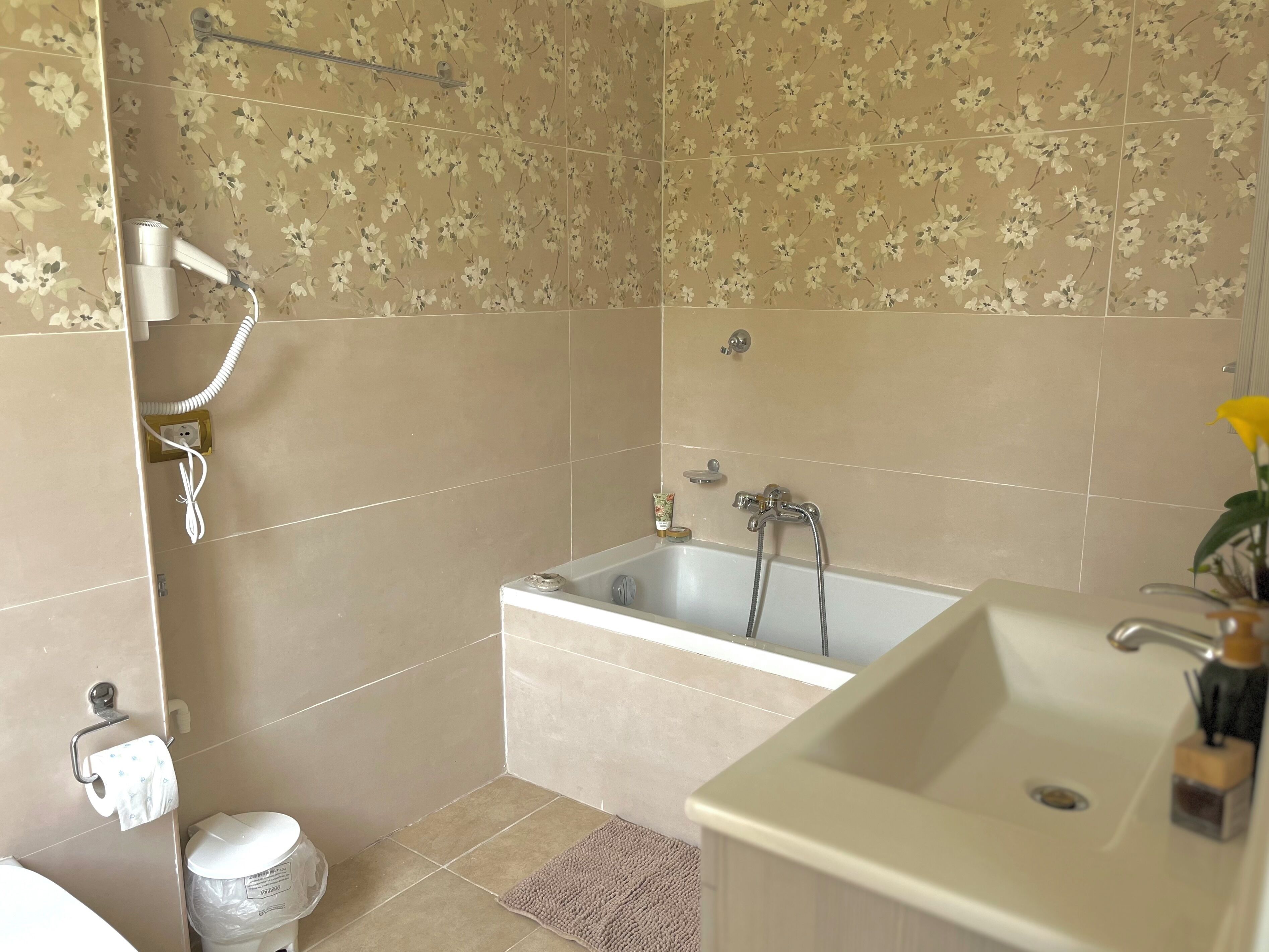Une salle de bain avec une baignoire, un lavabo et des toilettes.