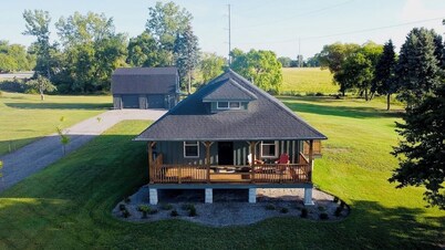 STYLISH FARMHOUSE AC + LAWNCARE
7 MIN TO BAY CITY
CONVENIENT TO MAJOR SHOPPING