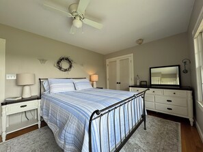 6 bedrooms, iron/ironing board, WiFi, bed sheets