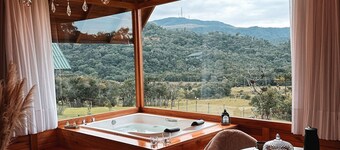 Romantic Getaway with Jacuzzi and Breakfast in Rancho Queimado