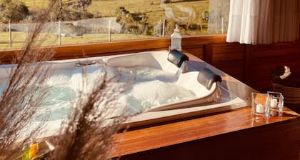 Romantic Getaway with Jacuzzi and Breakfast in Rancho Queimado