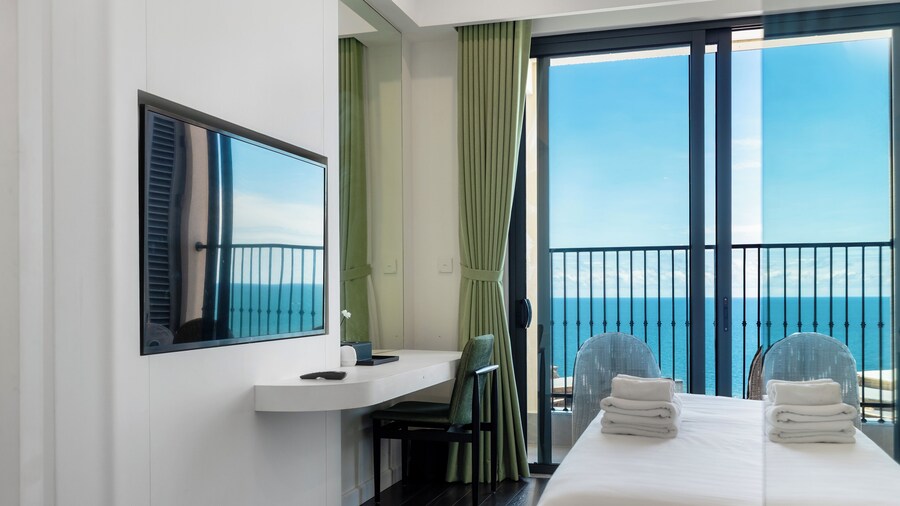 Capella Apartment Fireworks & Ocean View