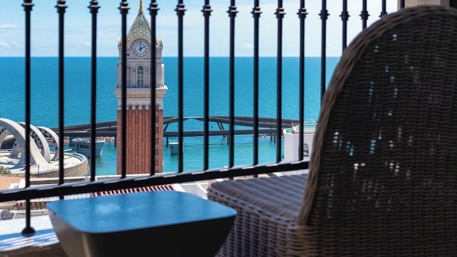 Capella Apartment Fireworks & Ocean View