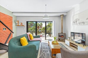 Smart TV y chimenea 