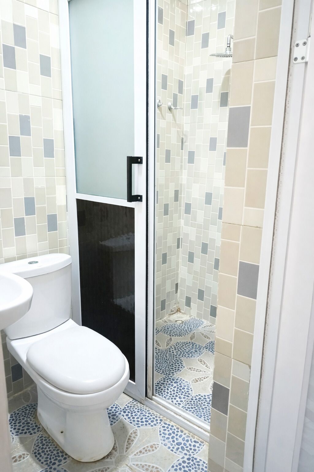Een douche, handdoeken, toiletpapier