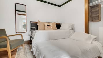 2 bedrooms, iron/ironing board, Internet, bed sheets