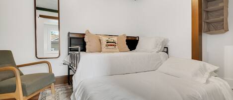 2 habitaciones, tabla de planchar con plancha, internet y ropa de cama