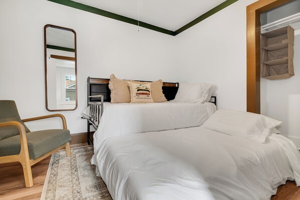 2 bedrooms, iron/ironing board, internet, bed sheets
