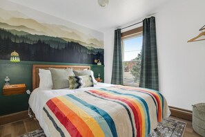 2 habitaciones, escritorio y tabla de planchar con plancha 