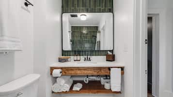 Sèche-cheveux, serviettes fournies, savon, shampoing