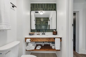 Hiustenkuivaaja, pyyhkeet, saippua, sampoo