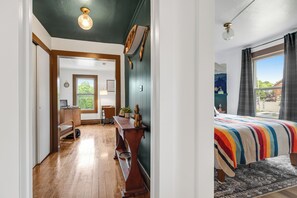 2 chambres, coffres-forts dans les chambres, bureau