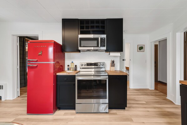 Réfrigérateur, micro-ondes, four, plaque de cuisson