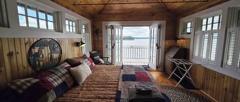 シグネチャー ハウス ベッド (複数台) パティオ レイクビュー | 客室ごとに異なる装飾、客室ごとに異なるインテリア、デスク、ノートパソコン用作業スペース