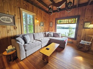 Maison Signature, Plusieurs lits, patio, vue sur le lac | Salle de séjour | Téléviseur connecté de 50 po avec télévision numérique, foyer, livres