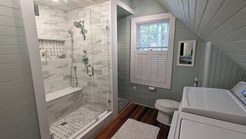 Signature House, Multiple Beds, Patio, Lake View | Bathroom | Free toiletries, towels, soap, shampoo