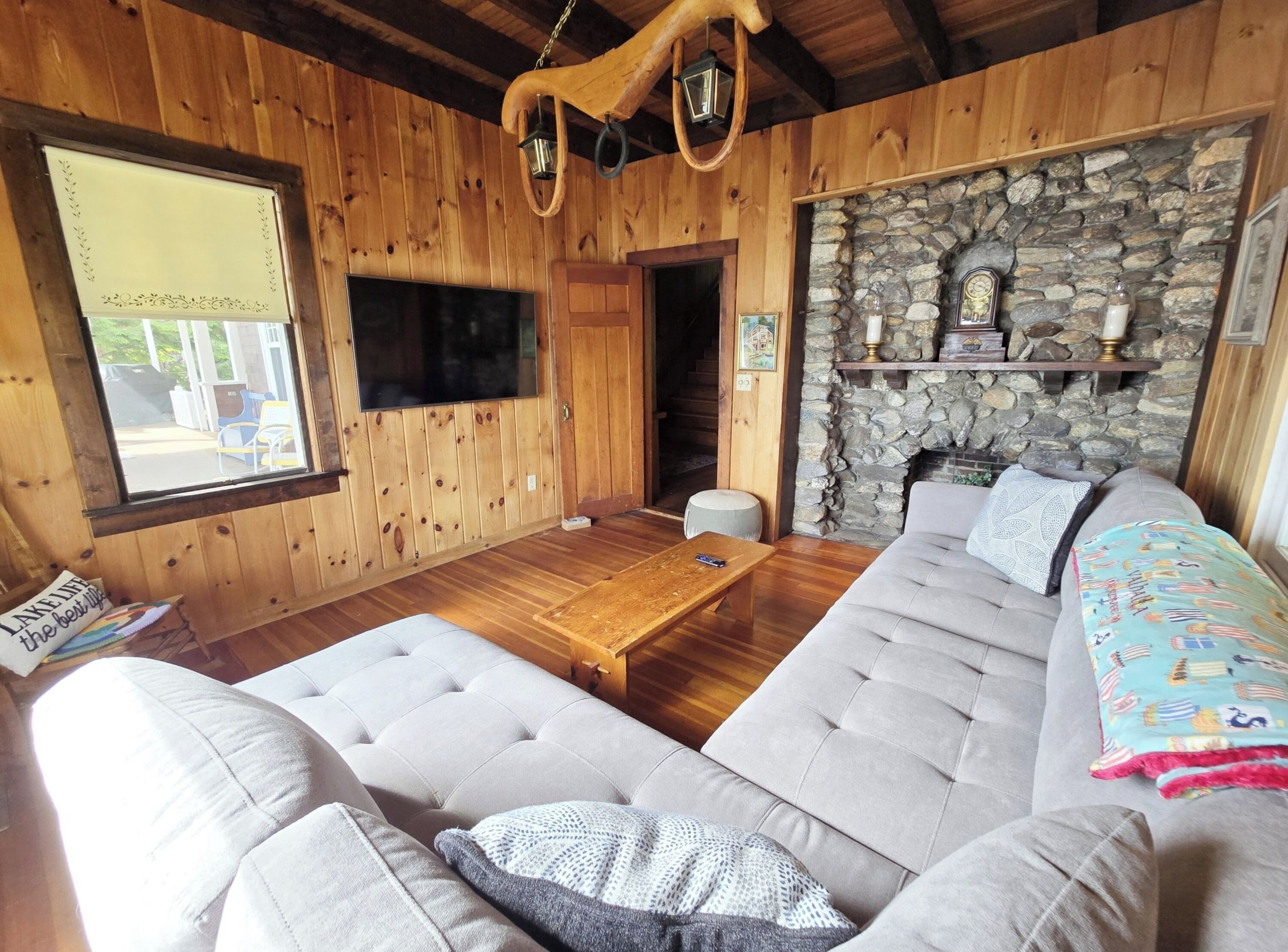 Signature-Haus, Mehrere Betten, Terrasse, Seeblick | Wohnzimmer | 50-Zoll-Smart-TV mit Digitalempfang, Kamin, Bücher