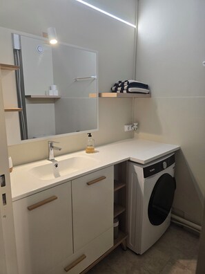 Tina de hidromasaje, secadora de cabello, toallas, papel de baño 