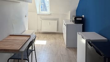 Frigobar, cooktop, talheres/pratos/utensílios de cozinha