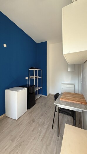 Mini-fridge, stovetop, cookware/dishes/utensils
