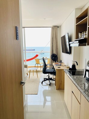 Suíte superior, sacada, vista para a praia | Wi-Fi de cortesia