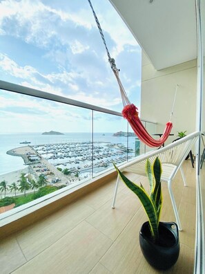 Suite superior, balcón, vistas a la playa | Terraza o patio