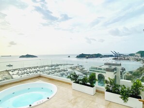 Suíte superior, sacada, vista para a praia | Terraço/pátio