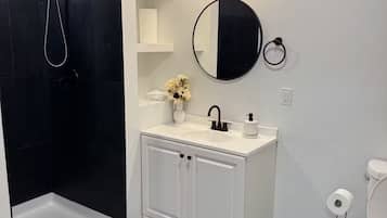 Douche, séchoir à cheveux, serviettes fournies, shampooing