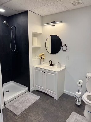 Shower, hair dryer, towels, shampoo - Downtown DSM Loft w/ Views (Des Moines)