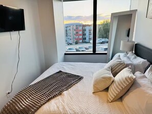 1 bedroom, iron/ironing board, free WiFi, wheelchair access - Downtown DSM Loft w/ Views (Des Moines)