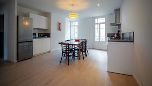 Kaffetrakter/tekoker, kjøleskap, mikrobølgeovn og ovn
