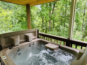 Outdoor spa tub - Kickback Shack - near Pigeon Forge (Sevierville)