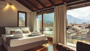 Junior Room, City View