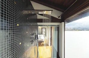 Junior Suite Deluxe | Bathroom | Shower, hair dryer, towels, soap