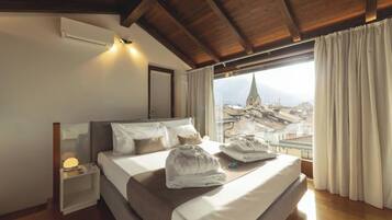 Junior-Zimmer, Stadtblick | Schreibtisch, laptopgeeigneter Arbeitsplatz, kostenloses WLAN