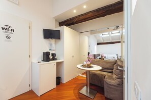 Economy Room | Desk, laptop workspace, free WiFi