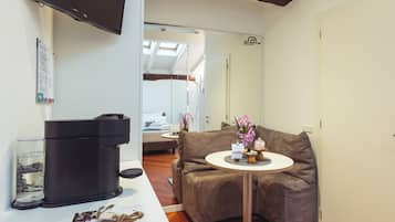 Economy Room | Desk, laptop workspace, free WiFi