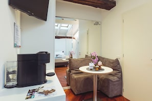 Economy Room | Desk, laptop workspace, free WiFi