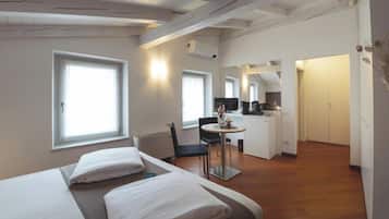 Comfort Room | Desk, laptop workspace, free WiFi