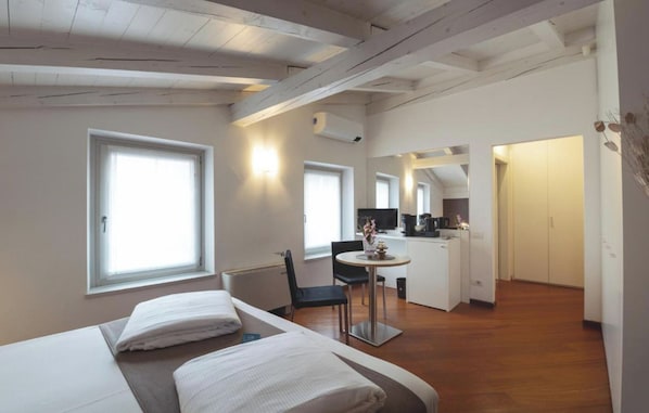 Comfort Room | Desk, laptop workspace, free WiFi