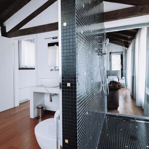 Junior Suite Deluxe | Bathroom | Shower, hair dryer, towels, soap