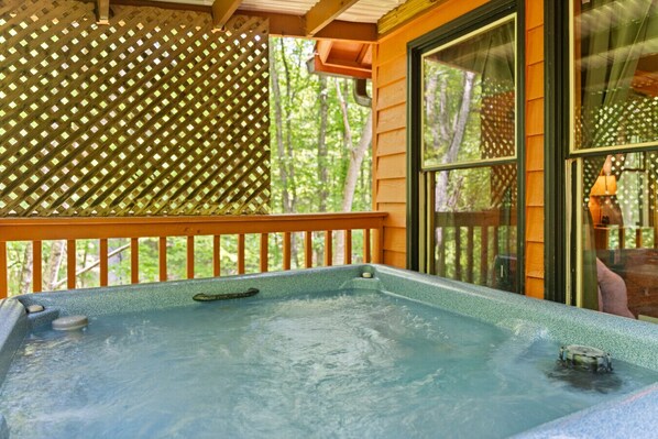 Outdoor spa tub