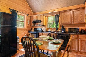 Fridge, microwave, oven, stovetop - Passion Pointe Getaway (Sevierville)