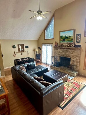 Una Smart TV, una chimenea, un futbolín