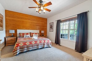 3 bedrooms, desk, iron/ironing board, free WiFi