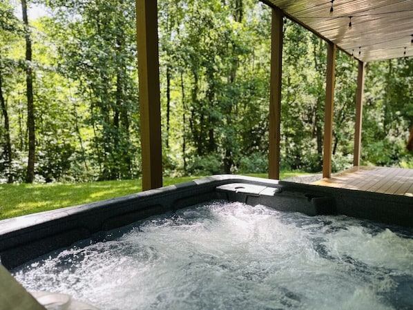Outdoor spa tub